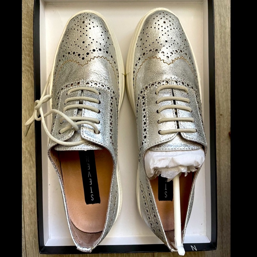 BNIB Silver Wingtip Steve Madden Shoes 5.5